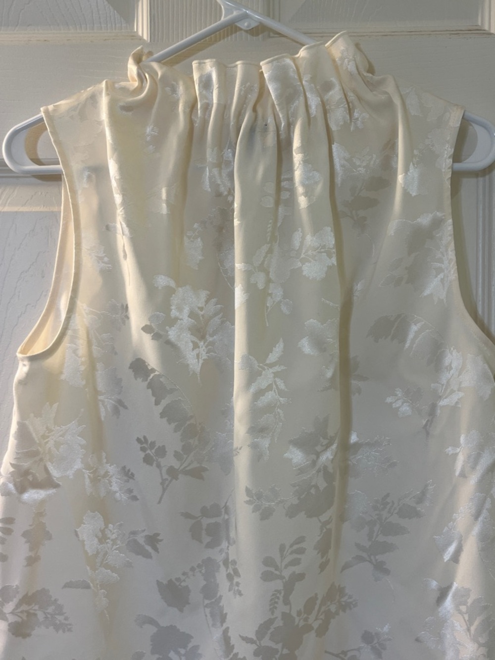 Sleeveless Cream Floral Jacquard Top - Picture 5 of 11